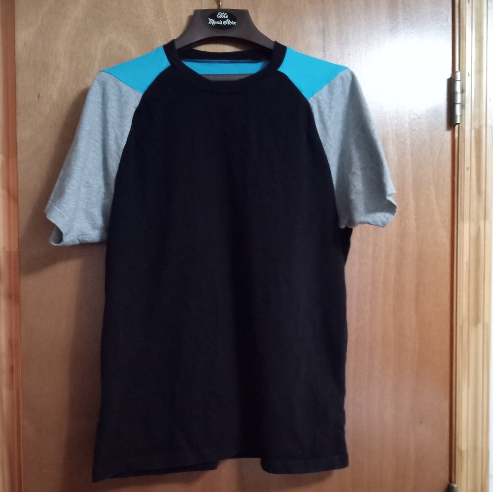 Old navy tee shirt size large.